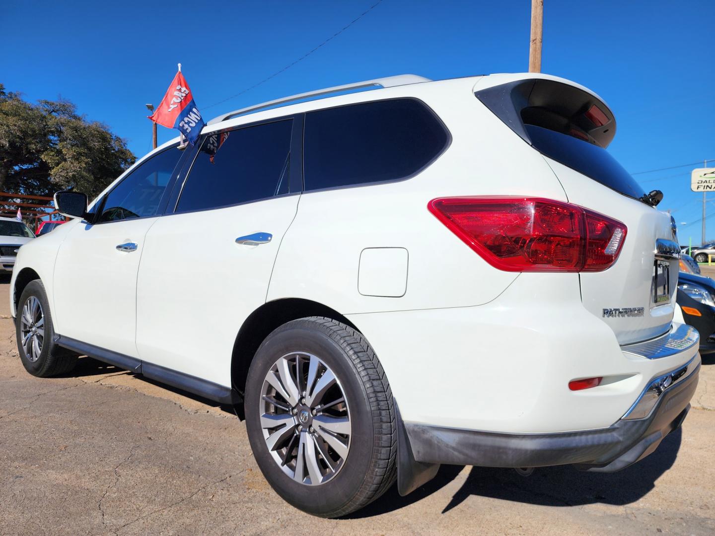 2017 WHITE Nissan Pathfinder S (5N1DR2MN8HC) , AUTO transmission, located at 2660 S.Garland Avenue, Garland, TX, 75041, (469) 298-3118, 32.885551, -96.655602 - Welcome to DallasAutos4Less, one of the Premier BUY HERE PAY HERE Dealers in the North Dallas Area. We specialize in financing to people with NO CREDIT or BAD CREDIT. We need proof of income, proof of residence, and a ID. Come buy your new car from us today!! This is a SUPER CLEAN 2017 NISSAN PAT - Photo#5